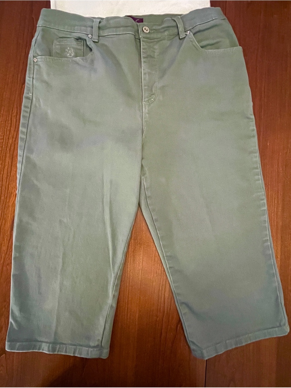 Gloria Vanderbilt “Amanda” Olive Green Chino Capri Pants  (#115)